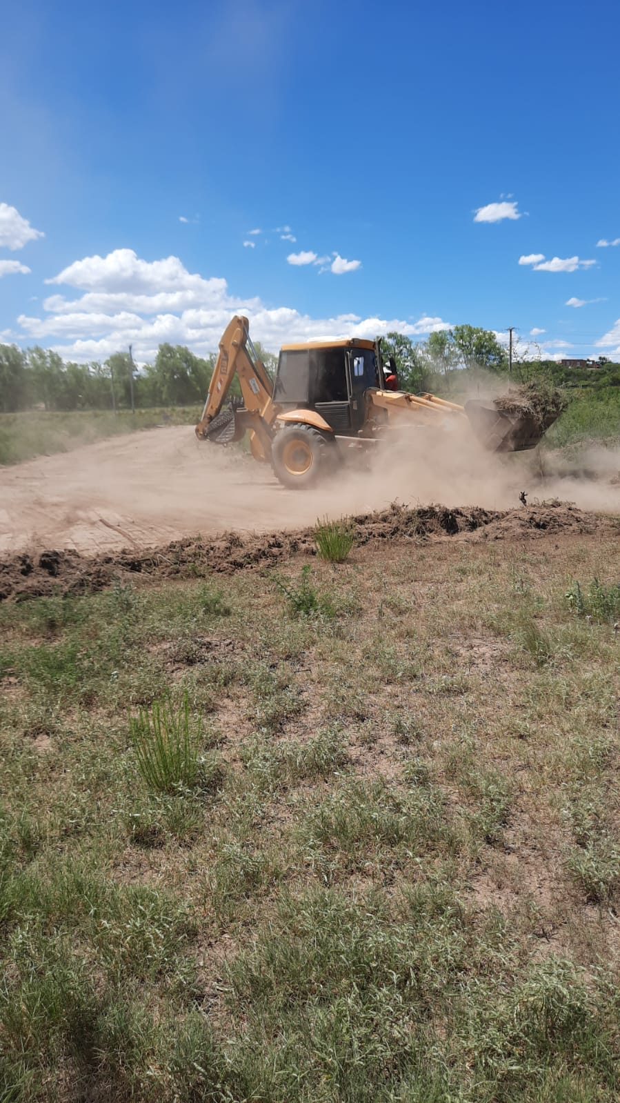 Foto de obra real: movimiento de suelos con retroexcavadora en Altos del Volcán, San Luis